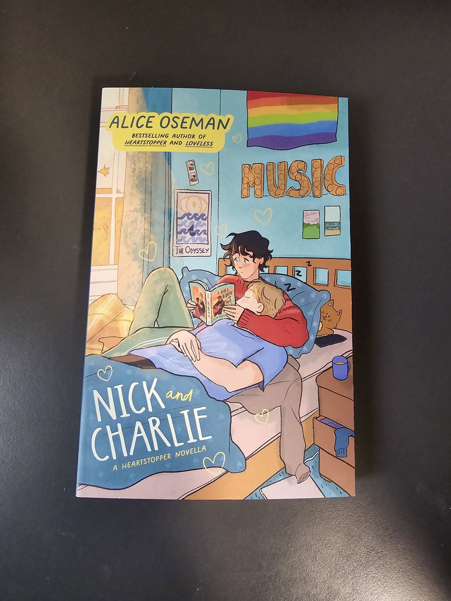Jay_greening's tweet photo. Had a waterstones trip that has led to an updated heartstopper collection! 😄 (all 4 are new lol)
#Heartstopper #aliceoseman #gay #books #reading #gaymen https://t.co/jDn1LDtauq