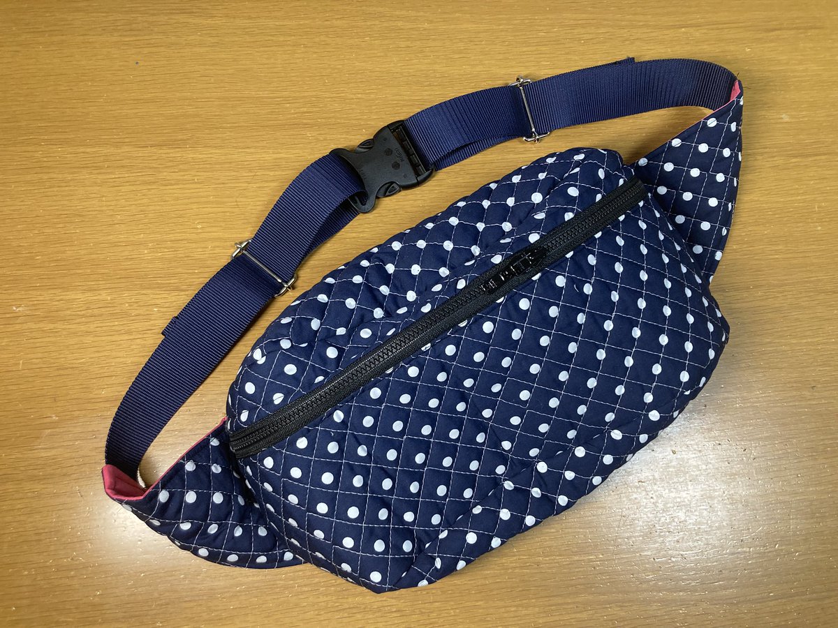 mii1135's tweet photo. 途中めんどくさくなりつつも、ようやく完成したボディバッグ！
小さなポケット2つ付き😊
思いの外大きい。
でもペットボトルも入るので使い勝手はいいかもしれない☘️

#ハンドメイド好きさんとつながりたい 
#裁縫 
#ボディバッグ https://t.co/95GPRuDgcL