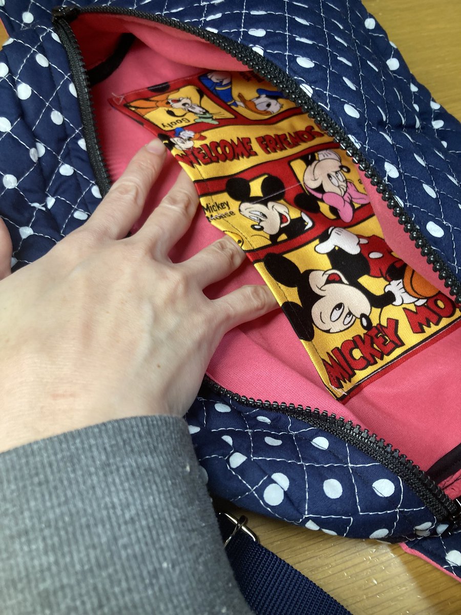 mii1135's tweet photo. 途中めんどくさくなりつつも、ようやく完成したボディバッグ！
小さなポケット2つ付き😊
思いの外大きい。
でもペットボトルも入るので使い勝手はいいかもしれない☘️

#ハンドメイド好きさんとつながりたい 
#裁縫 
#ボディバッグ https://t.co/95GPRuDgcL