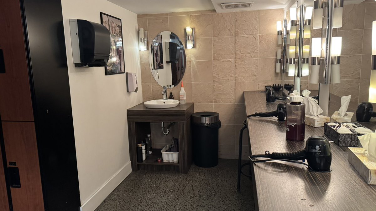 throne_ofbones's tweet image. this gym is so cool???? the locker room has lotion and cotton pads and hair dryers and hair straighteners omggg