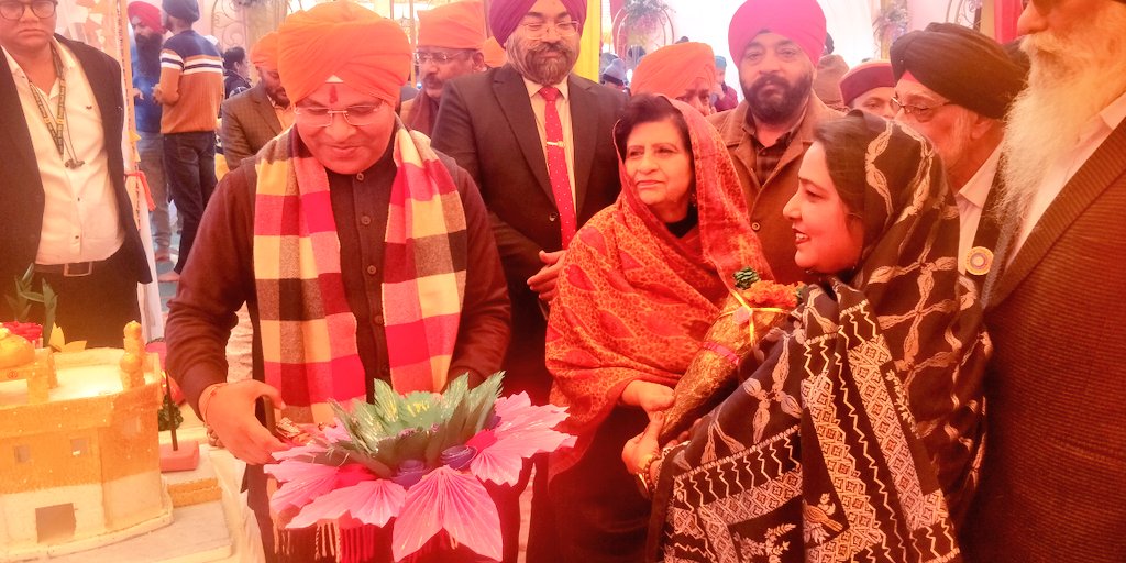 SanyuktaBhatia's tweet photo. आज दशमेश पब्लिक स्कूल द्वारा आयोजित "शिक्षा का लंगर" कार्यक्रम में माननीय प्रांत प्रचारक आदरणीय श्री कौशल जी के साथ... https://t.co/WTvHV9vpGa
