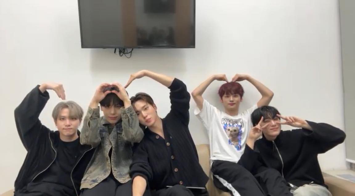 itsmydailyohan's tweet photo. i love you 💙💜 https://t.co/t28GgMHrLt