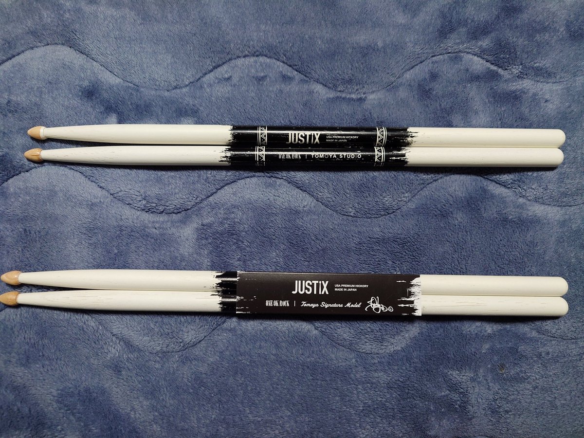 NomuDrummer's tweet photo. ワンオク Tomoyaモデルのスティック、スティックに拘り特にない自分でも分かるくらい重さがちゃんとあるしスティックの重さで叩いてる感じがすげーある💪
これは音圧出ますわ😎
#ONEOKROCK #Tomoya #JUSTIX https://t.co/xNxTLsFWt6