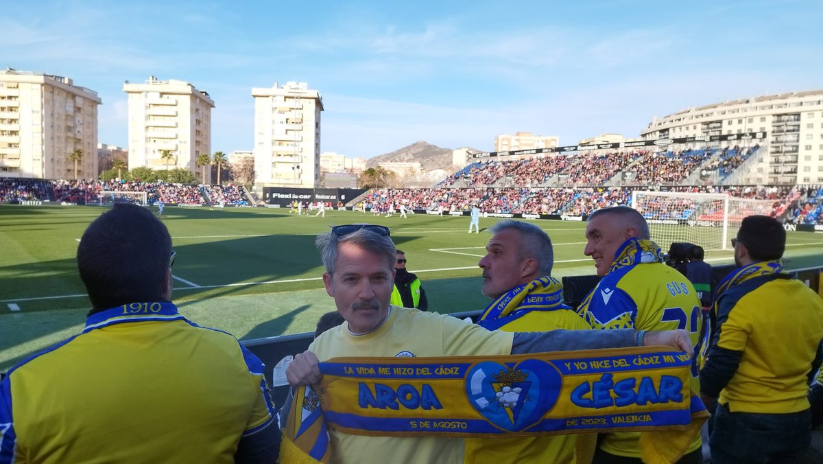Le queremos dedicar también la victoria del <a href="/Cadiz_CF/">Cádiz Club de Fútbol</a> ayer a <a href="/cesarriosvalle/">César RV 🇺🇦</a> y a Aroa y les mandamos todo el ánimo del mundo, porque #LaLuchaNoSeNegocia #LLNSN #ÁnimoCesaryAroa