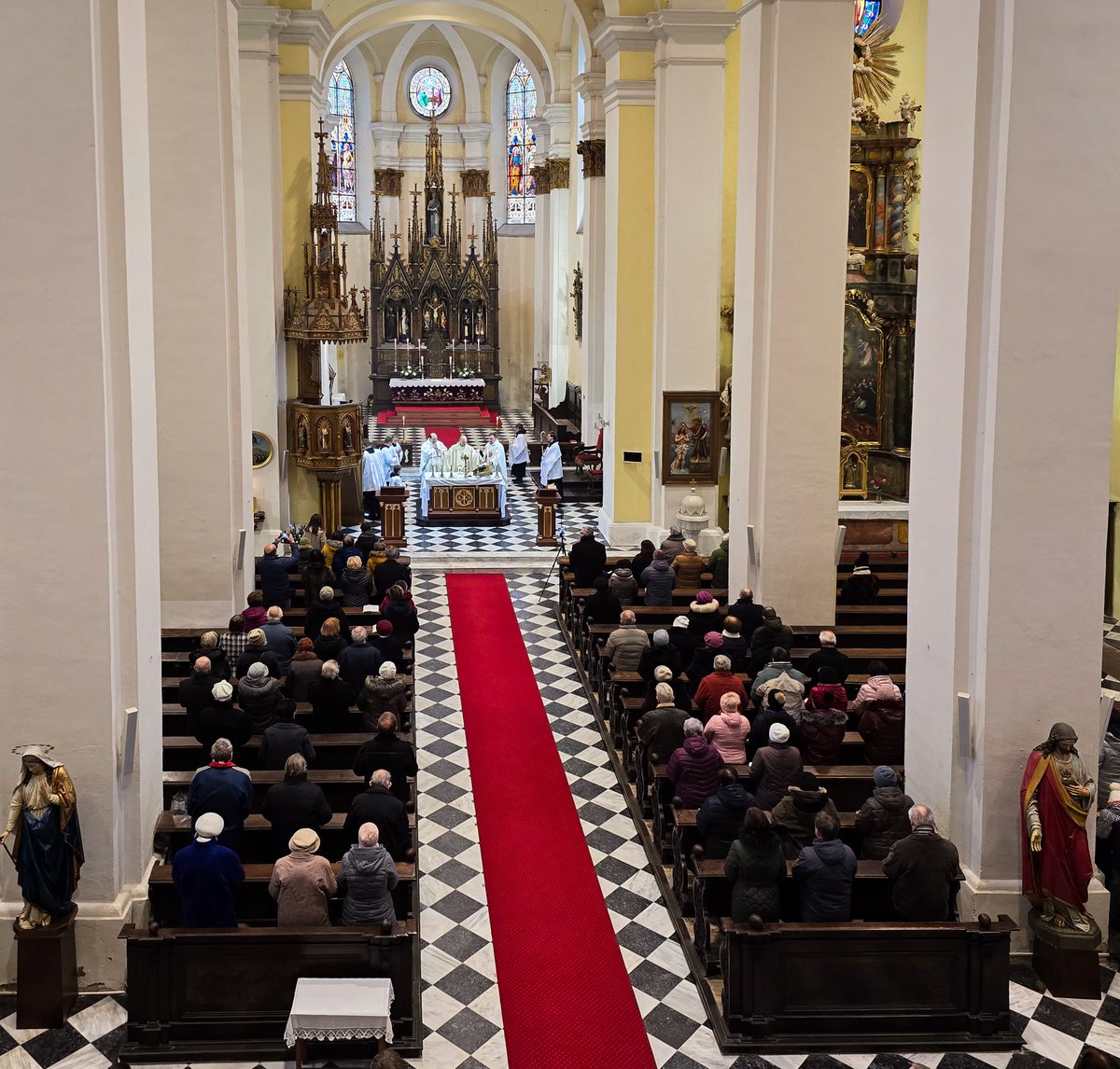 V kostele Nanebevzetí Panny Marie byly dnes požehnány nový oltář a ambon. Slavnostní mši sloužil olomoucký biskup Mons. Antonín Basler, koncelebrovali šternberský děkan R. D. Antonín Pechal a uničovský farář P. Dariusz Trzaskalik, který pořízení nového oltáře inicioval.
