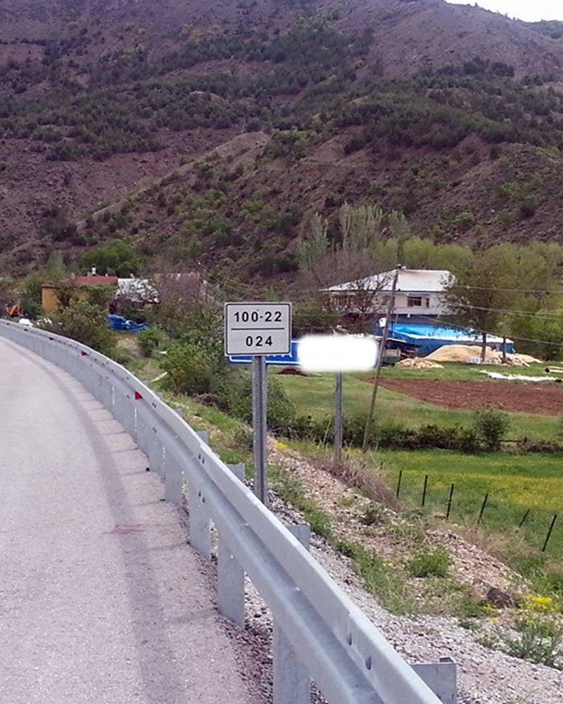 Yol kenarında gördüğünüz bu tabelaların anlamını bilmek önemlidir. Bu o  yolun koordinatıdır.
112'yi arayıp bu sayıları söylerseniz görevliler yerinizi tespit eder.
Görselde 100. Devlet yolunun22. kesiminin 024. kilometresinde olduğunuz yazıyor
Bilgi sahibi olmak iyidir.
#BIST1OO