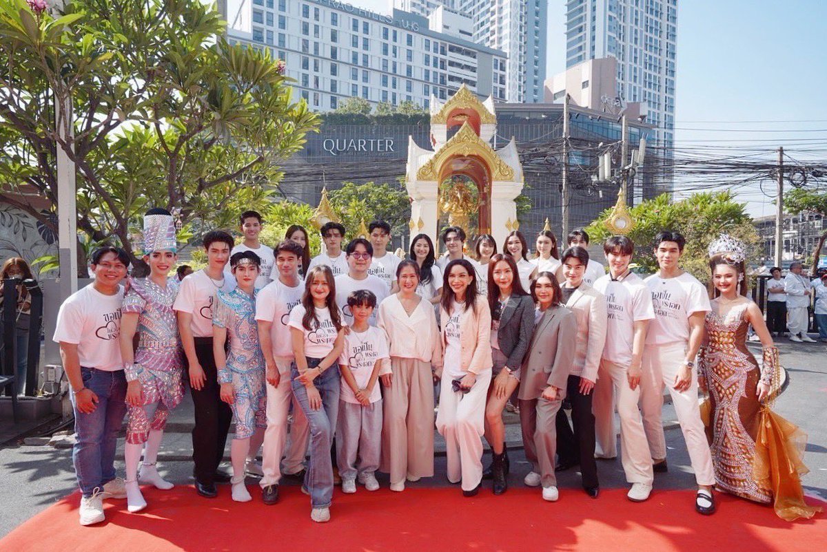 faikeaw_ent's tweet photo. ได้ฤกษ์ดีเปิดศักราชใหม่ ”บริษัท แดน25 เอนเตอร์เทนเมนท์ จำกัด“ หยิบนิยายวายลิเกอย่าง “ขอเป็นพระเอก ในหัวใจพระเอก” 

#ขอเป็นพระเอกในหัวใจพระเอก
#LetMeIntoYourHeart

ผลงานจากปลายปากกานักเขียนชื่อดัง “P.PICHA” นำมาทำเป็นซีรีส์วายลิเกเรื่องแรกของประเทศไทย “ขอเป็นพระเอก ในหัวใจพระเอก | Let Me Into Your Heart” พร้อมจัดพิธีบวงสรวงเปิดกล้องถ่ายทำ ขึ้นในวันอาทิตย์ที่ 19 มกราคม 2568 เวลา 9:09 น. ณ ลานพระพิฆเนศ หน้าศูนย์การค้ายูเนี่ยนมอลล์ นำโดยพระเอกน้องใหม่ป้ายแดง ”ลีออน-กฤตพรต บุญญามณี“ ประกบนายเอกลิเกตัวจริงเสียงจริง “ซาเล้ง-พิชญ์ธีร์ คล้ายมงคล” พร้อมด้วย “อะตอม-ณฐาภพ เคนจันทึก, คูเปอร์-ภัทรพสิษฐ์ ณ สงขลา” และทีมนักแสดง “เบิร์ดเดย์-จิรัฏฐ์ คล้ายมงคล, ปอย-ธนัชชา ต่ายคำ (น้องปอย ลูกท่าเรือ) , สิงหา-สิทธินนท์ โรจนเมธากุล, โจเซฟ-ภามธาม โกราช, ส้มโอ-ยลตรี โคมกลอง, เบต้า-รติมา แถมเปลี่ยน, มิก-รชยา นพการุณ, นุ-พุฒธิวัฒน์ สะท้านธรนิล (นิวคันทรี่), ติณติณ-จรัสวี เทียมรัตน์ (นิวคันทรี่), กิ๊ก-ไอรดา บุญมี (นิวคันทรี่)” และอื่นๆอีกมากมาย ที่พร้อมมาเสริมทัพความสนุกในซีรีส์
     
โดยความพิเศษในพิธีบวงสรวงซีรีส์ “ขอเป็นพระเอก ในหัวใจพระเอก | Let Me Into Your Heart” ได้มีการรำลิเกถวายสิ่งศักดิ์สิทธิ์ โดย 3 นักแสดง อย่าง ”ซาเล้ง-พิชญ์ธีร์ คล้ายมงคล, เบิร์ดเดย์-จิรัฏฐ์ คล้ายมงคล, ปอย-ธนัชชา ต่ายคำ (น้องปอย ลูกท่าเรือ)” อีกด้วย