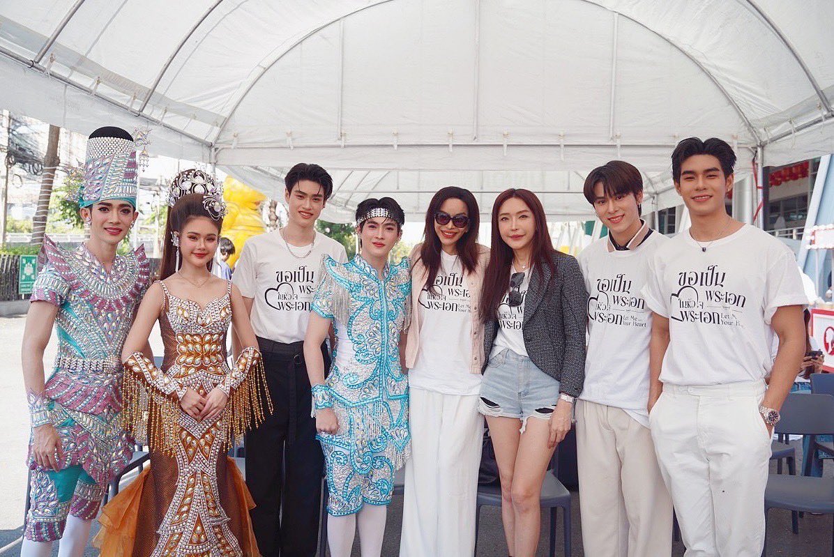 faikeaw_ent's tweet photo. ได้ฤกษ์ดีเปิดศักราชใหม่ ”บริษัท แดน25 เอนเตอร์เทนเมนท์ จำกัด“ หยิบนิยายวายลิเกอย่าง “ขอเป็นพระเอก ในหัวใจพระเอก” 

#ขอเป็นพระเอกในหัวใจพระเอก
#LetMeIntoYourHeart

ผลงานจากปลายปากกานักเขียนชื่อดัง “P.PICHA” นำมาทำเป็นซีรีส์วายลิเกเรื่องแรกของประเทศไทย “ขอเป็นพระเอก ในหัวใจพระเอก | Let Me Into Your Heart” พร้อมจัดพิธีบวงสรวงเปิดกล้องถ่ายทำ ขึ้นในวันอาทิตย์ที่ 19 มกราคม 2568 เวลา 9:09 น. ณ ลานพระพิฆเนศ หน้าศูนย์การค้ายูเนี่ยนมอลล์ นำโดยพระเอกน้องใหม่ป้ายแดง ”ลีออน-กฤตพรต บุญญามณี“ ประกบนายเอกลิเกตัวจริงเสียงจริง “ซาเล้ง-พิชญ์ธีร์ คล้ายมงคล” พร้อมด้วย “อะตอม-ณฐาภพ เคนจันทึก, คูเปอร์-ภัทรพสิษฐ์ ณ สงขลา” และทีมนักแสดง “เบิร์ดเดย์-จิรัฏฐ์ คล้ายมงคล, ปอย-ธนัชชา ต่ายคำ (น้องปอย ลูกท่าเรือ) , สิงหา-สิทธินนท์ โรจนเมธากุล, โจเซฟ-ภามธาม โกราช, ส้มโอ-ยลตรี โคมกลอง, เบต้า-รติมา แถมเปลี่ยน, มิก-รชยา นพการุณ, นุ-พุฒธิวัฒน์ สะท้านธรนิล (นิวคันทรี่), ติณติณ-จรัสวี เทียมรัตน์ (นิวคันทรี่), กิ๊ก-ไอรดา บุญมี (นิวคันทรี่)” และอื่นๆอีกมากมาย ที่พร้อมมาเสริมทัพความสนุกในซีรีส์
     
โดยความพิเศษในพิธีบวงสรวงซีรีส์ “ขอเป็นพระเอก ในหัวใจพระเอก | Let Me Into Your Heart” ได้มีการรำลิเกถวายสิ่งศักดิ์สิทธิ์ โดย 3 นักแสดง อย่าง ”ซาเล้ง-พิชญ์ธีร์ คล้ายมงคล, เบิร์ดเดย์-จิรัฏฐ์ คล้ายมงคล, ปอย-ธนัชชา ต่ายคำ (น้องปอย ลูกท่าเรือ)” อีกด้วย