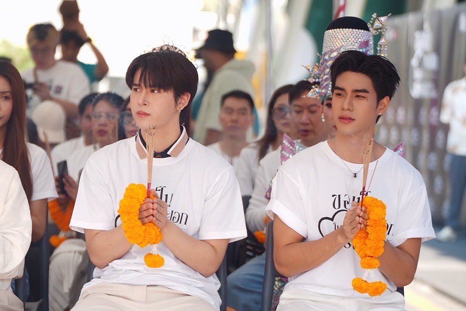 faikeaw_ent's tweet photo. ได้ฤกษ์ดีเปิดศักราชใหม่ ”บริษัท แดน25 เอนเตอร์เทนเมนท์ จำกัด“ หยิบนิยายวายลิเกอย่าง “ขอเป็นพระเอก ในหัวใจพระเอก” 

#ขอเป็นพระเอกในหัวใจพระเอก
#LetMeIntoYourHeart

ผลงานจากปลายปากกานักเขียนชื่อดัง “P.PICHA” นำมาทำเป็นซีรีส์วายลิเกเรื่องแรกของประเทศไทย “ขอเป็นพระเอก ในหัวใจพระเอก | Let Me Into Your Heart” พร้อมจัดพิธีบวงสรวงเปิดกล้องถ่ายทำ ขึ้นในวันอาทิตย์ที่ 19 มกราคม 2568 เวลา 9:09 น. ณ ลานพระพิฆเนศ หน้าศูนย์การค้ายูเนี่ยนมอลล์ นำโดยพระเอกน้องใหม่ป้ายแดง ”ลีออน-กฤตพรต บุญญามณี“ ประกบนายเอกลิเกตัวจริงเสียงจริง “ซาเล้ง-พิชญ์ธีร์ คล้ายมงคล” พร้อมด้วย “อะตอม-ณฐาภพ เคนจันทึก, คูเปอร์-ภัทรพสิษฐ์ ณ สงขลา” และทีมนักแสดง “เบิร์ดเดย์-จิรัฏฐ์ คล้ายมงคล, ปอย-ธนัชชา ต่ายคำ (น้องปอย ลูกท่าเรือ) , สิงหา-สิทธินนท์ โรจนเมธากุล, โจเซฟ-ภามธาม โกราช, ส้มโอ-ยลตรี โคมกลอง, เบต้า-รติมา แถมเปลี่ยน, มิก-รชยา นพการุณ, นุ-พุฒธิวัฒน์ สะท้านธรนิล (นิวคันทรี่), ติณติณ-จรัสวี เทียมรัตน์ (นิวคันทรี่), กิ๊ก-ไอรดา บุญมี (นิวคันทรี่)” และอื่นๆอีกมากมาย ที่พร้อมมาเสริมทัพความสนุกในซีรีส์
     
โดยความพิเศษในพิธีบวงสรวงซีรีส์ “ขอเป็นพระเอก ในหัวใจพระเอก | Let Me Into Your Heart” ได้มีการรำลิเกถวายสิ่งศักดิ์สิทธิ์ โดย 3 นักแสดง อย่าง ”ซาเล้ง-พิชญ์ธีร์ คล้ายมงคล, เบิร์ดเดย์-จิรัฏฐ์ คล้ายมงคล, ปอย-ธนัชชา ต่ายคำ (น้องปอย ลูกท่าเรือ)” อีกด้วย