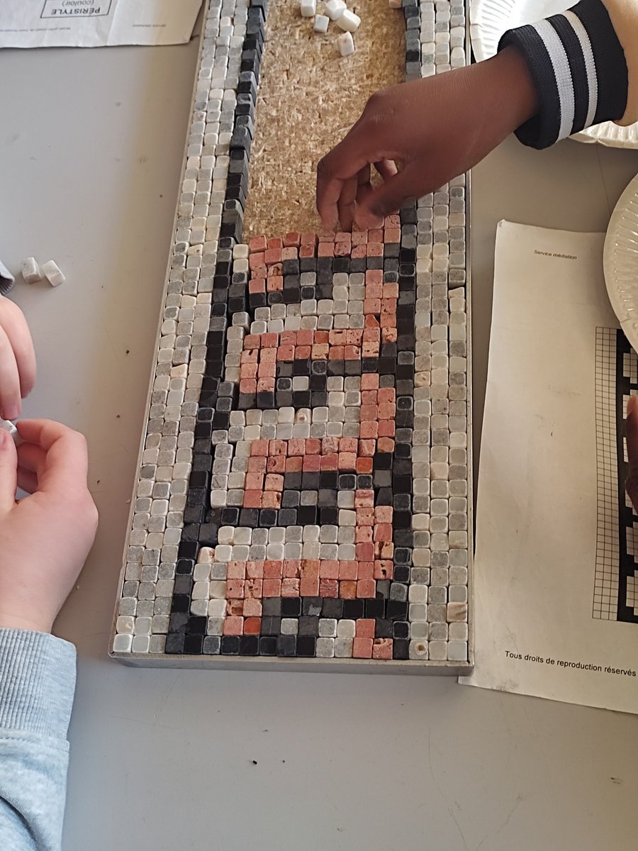BertaniCendrine's tweet image. Quand nos élèves se mettent dans la peau de mosaïstes gallo-romains 🤩 Super accueil, au musée de Saint Romain en Gal, dans le Rhône. De futurs latinistes peut-être 😘 Fière d'être leur enseignante, romancière à mes heures libres.