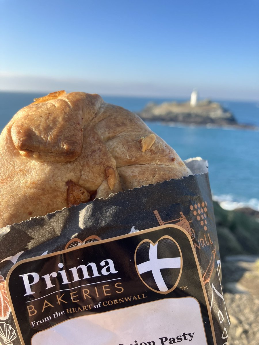 EvocativeCorn's tweet image. A @primabakeries pasty, bit of seal watching, and a walk to Godrevy under a blue sky was a pretty perfect Saturday afternoon.