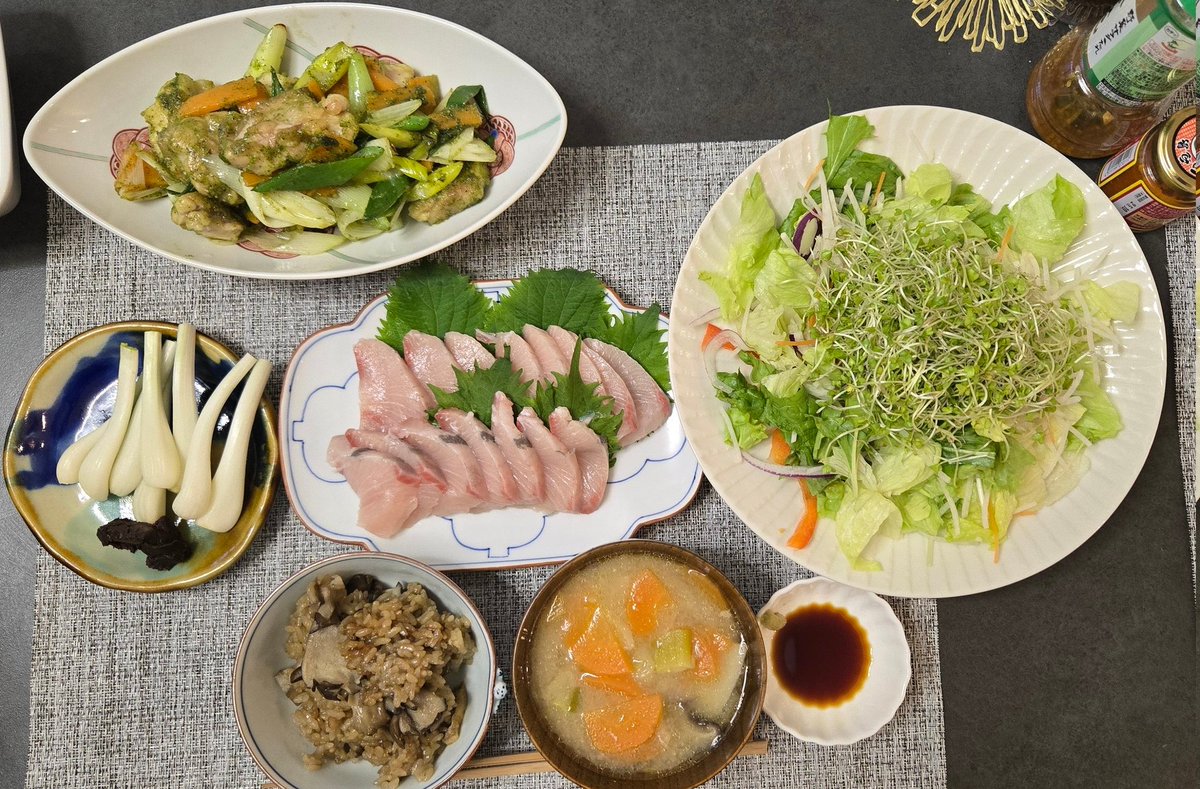 ____nao70____'s tweet image. ・舞茸の炊き込みご飯
・塩麹豚汁
・ぶりのお刺身
・鶏肉と葱のシソペースト炒め
・エシャレット
・サラダ
#dinner #todaysmenu #晩ごはん #料理記録 #料理写真 #料理 #お刺身