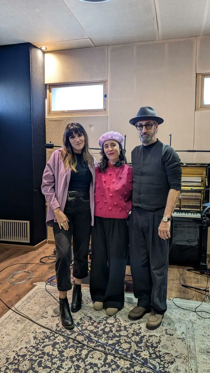 Un regalo grabar con ellas.
Estamos a punto de estrenar CHAVELA y ayer arrancamos el disco con las maravillosas canciones que interpretan en la función.
Gracias <a href="/RozalenMusic/">Rozalén</a>, <a href="/NitaFuel/">Cristinita</a>
Nos vemos en el teatro. 
Las entradas están volando.
No se lo pierdan...
#somoschavela