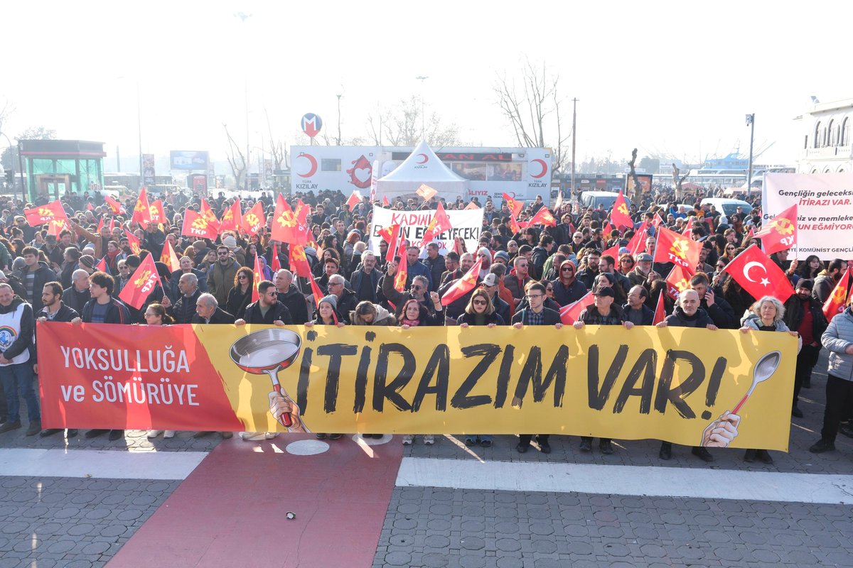 tkpninsesi's tweet photo. @istanbul_tkp Bu yoksulluk düzenine, sömürüye, emeğimize dönük saldırılara itirazımız var!

Gençler, kadınlar, direnen işçiler bizle birlikte. @istanbul_tkp @TKGninsesi @kadindayanismak https://t.co/dp2znV6L8a