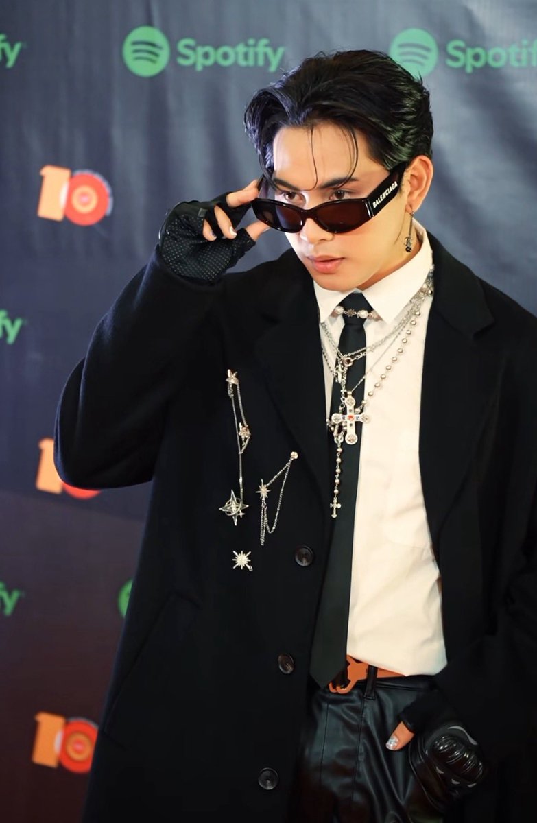 frnzarchives's tweet photo. i love love love love love this look of maki 🤩❤️‍🔥

MAKI AT WMAS
#10thWishMusicAwards
#Maki @clfrnia_maki https://t.co/XZwbH5aAyY