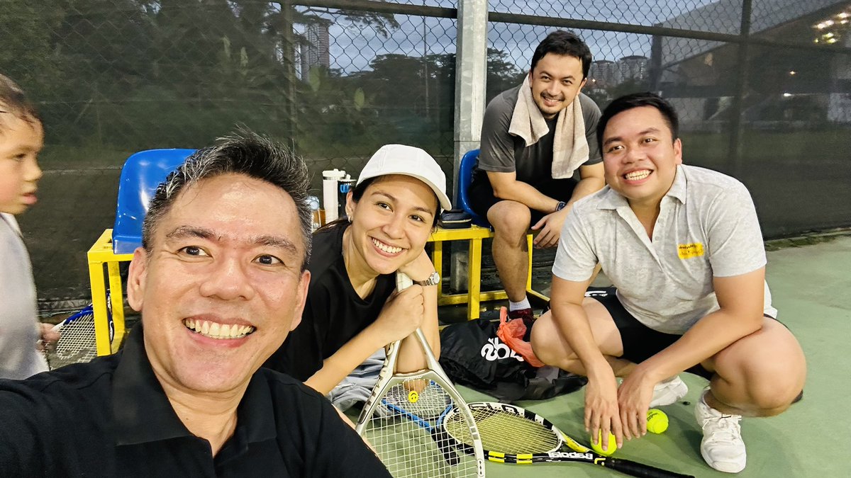 adderlee's tweet photo. Back on the court with the cousins after a long hiatus. Felt good. The last time I was on a tennis court 7 months ago, split my head open which required 19 stitches. 🎾 https://t.co/3bR0ziEyH8