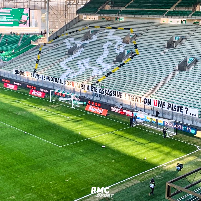 ActuL1_'s tweet photo. « Encore une fois, le football populaire a été ASSASSINÉ ! Tient-on une piste ?… » 🥶💚🤍

Les supporters stéphanois reproduisent une scène de crime après la fermeture des virages.

📸 @RMCsport https://t.co/EBZk0lqQjg