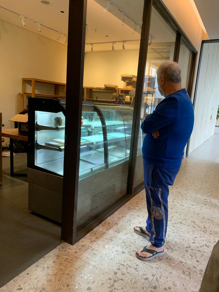 Hardinican's tweet photo. Agak gimana rasanya liat orang yang gua kenal pada nikah dan tunangan diumur skrg. Tapi disisi lain gua bersyukur juga bisa dipercaya buat berkesempatan meeting langsung dengan Bos Besar duduk makan bareng dan berdiskusi bareng orang2 keren (leader disetiap bidangnya) diumur skrg https://t.co/YmAM5XOTQX
