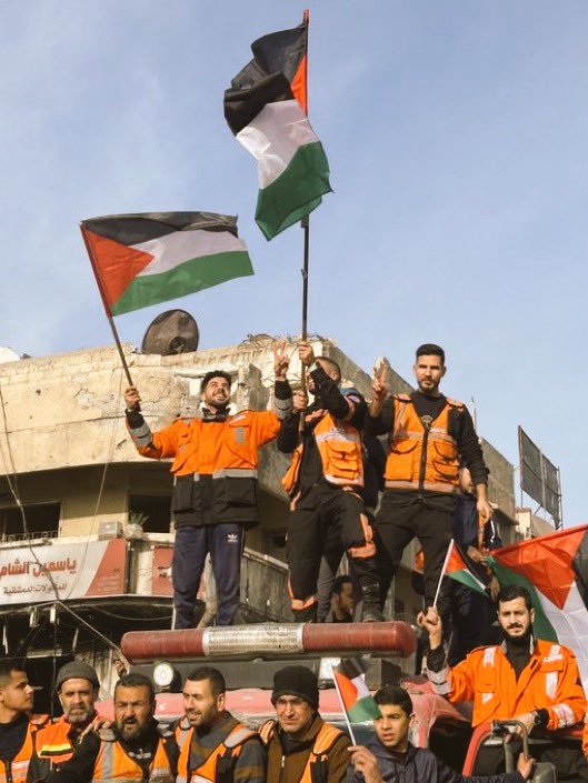 subhan_6747's tweet photo. The ceasefire in Gaza has officially begin.!🇵🇸🍉
Palestinians in Rafah offer a prostration of thanks to God as the presumed ceasefire takes effect.

God is greatest☝🏻

#ceasefire #Palestine #FreePalestine https://t.co/3Y5tBNPLfD