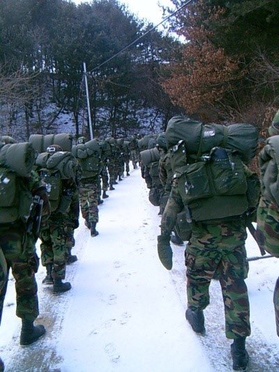taeguide's tweet photo. Taehyung marched 40+ km wearing heavy gear (20-50 kg) everyday during his extreme cold weather training 

Reply with: 

SO PROUD OF YOU TAEHYUNG
WE LOVE YOU TAEHYUNG https://t.co/XjBAokPhed