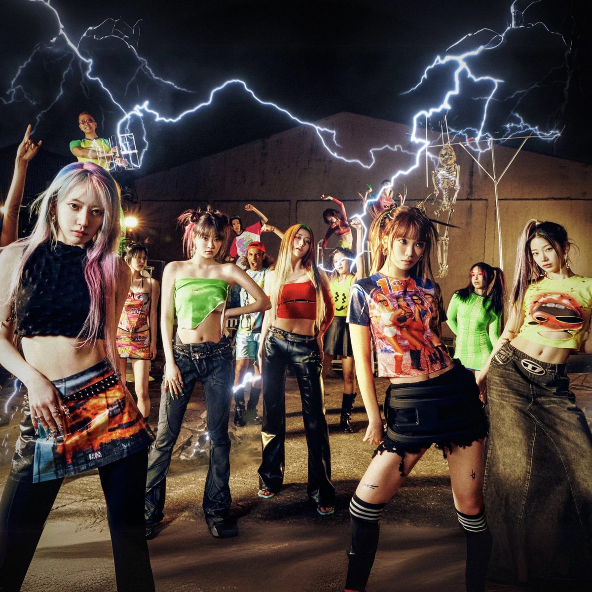 PopBase's tweet image. ‘CRAZY’ by LE SSERAFIM re-enters Global Spotify at #187 with 1.28 million streams.