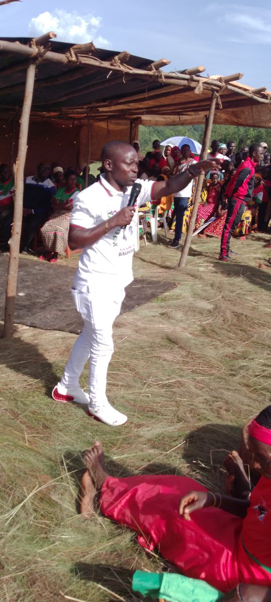 CnddFddBuhumuza's tweet photo. #Burundi Kumusi wejo igenekerezo rya 18/1/025 Umukuru w'Umuhari w'Imbonerakure mu ntara nziza ya #Buhumuza yaragendeye abagumyabanga bomuri zone #Cumba umutumba wa #Bwica.Akaba ari muntumbero yo gutegura amatora twimirije muruno mwaka dutanguye.
@CnddFdd
@DorianeMunezero https://t.co/ruTDuADktc