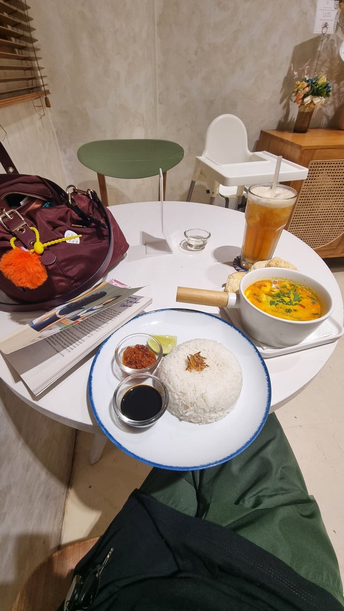lazyndu's tweet photo. Baru nyadar, Jalan solo, gak ngomong selama nongki, cuma makan-minum-baca buku, and i feel GOOD!!! https://t.co/TBw9fJiNUy