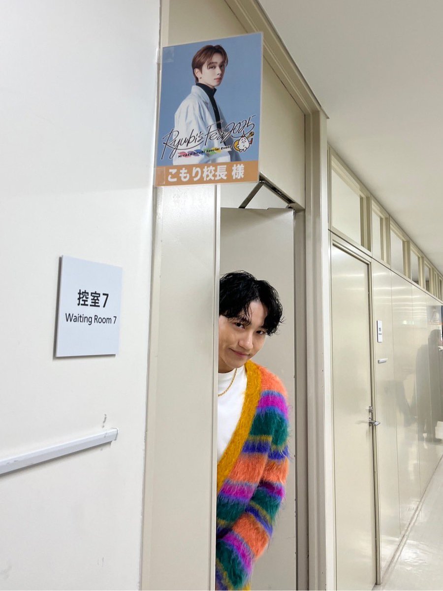 sol_info's tweet photo. ＼#宮世LOCKS!からお知らせ⋆͛📢⋆／

【#宮世琉弥代々木DAY1】🎤✨

【#宮世琉弥代々木DAY2】🎙✨

こちらに参加した生徒からの書き込み
待ってます💙💭

▼メッセージはこちらまで▼

🏫宮世LOCKS! 掲示板
https://t.co/L9aE4IiInK

📮琉弥先生宛のメール
https://t.co/wOShWtsHQp

／
琉弥先生！こもり校長！
お疲れ様でした〜✊🏻❤️‍🔥
＼

ﾁﾗｯ👀

#スクールオブロック #宮世琉弥