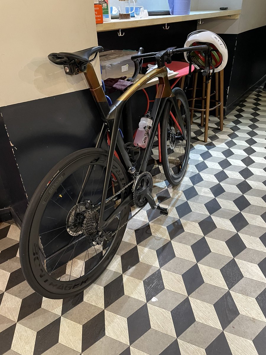 Sodding cold out there

Little 60 mins in Z2 

Back to <a href="/Stonycoffee/">Out Of Office Coffee</a> to thaw out 

First ride on the <a href="/TrekBikes/">Trek Bicycle</a> Madone since it’s full service by the guys <a href="/CorleyCycles/">Corley Cycles</a> 👌