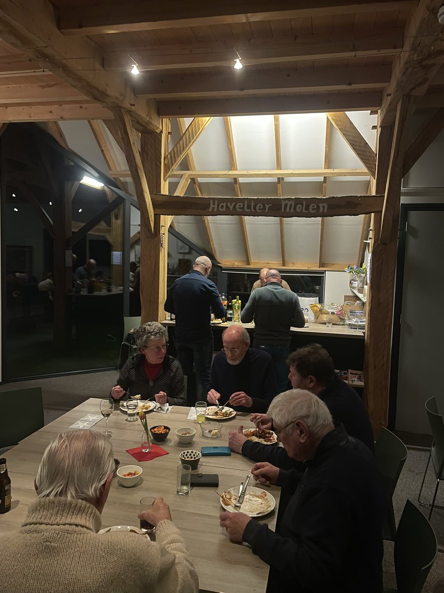 Gister hebben wij met alle vrijwilligers en partners een heel bijzondere nieuwjaarsborrel gehad! Onder het genot van een heerlijk buffet hebben we met elkaar terug gekeken naar 2024 en zijn er ambities voor 2025 met elkaar gedeeld 🧡