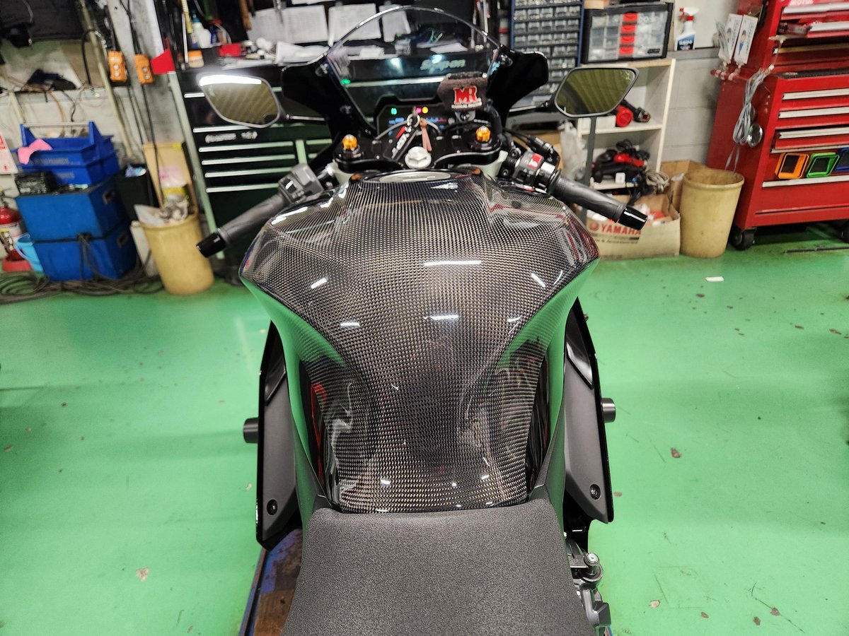 yspshiga's tweet image. からのぉ～

さらにカスタム魂注入っ💉

#YZFR7

#マジカルレーシング
カーボンタンクエンド装着✨
コダワリの平織。

さすがマジカル
カーボン成形の精度もバツグン

最後に
#stompgrip で仕上げんぞっ❇️

#ysp滋賀 #ysp #r7
#バイク #ヤマハ #yzf
