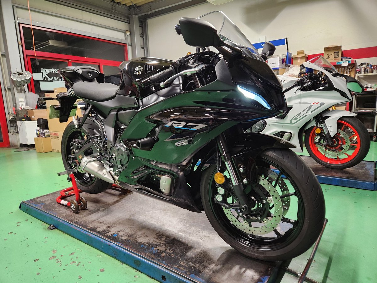 yspshiga's tweet image. からのぉ～

さらにカスタム魂注入っ💉

#YZFR7

#マジカルレーシング
カーボンタンクエンド装着✨
コダワリの平織。

さすがマジカル
カーボン成形の精度もバツグン

最後に
#stompgrip で仕上げんぞっ❇️

#ysp滋賀 #ysp #r7
#バイク #ヤマハ #yzf
