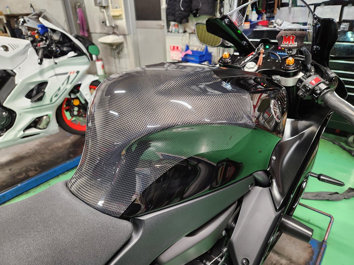 yspshiga's tweet image. からのぉ～

さらにカスタム魂注入っ💉

#YZFR7

#マジカルレーシング
カーボンタンクエンド装着✨
コダワリの平織。

さすがマジカル
カーボン成形の精度もバツグン

最後に
#stompgrip で仕上げんぞっ❇️

#ysp滋賀 #ysp #r7
#バイク #ヤマハ #yzf
