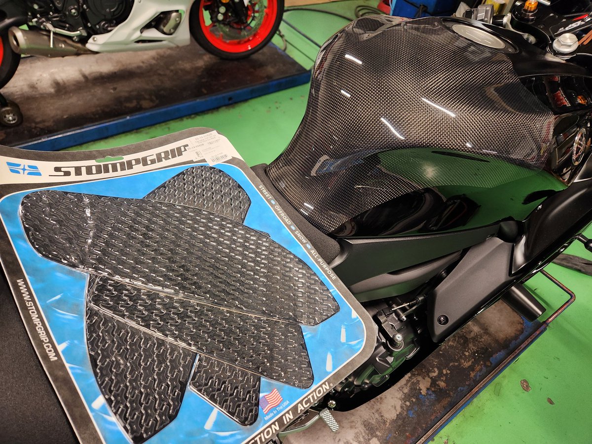 yspshiga's tweet image. からのぉ～

さらにカスタム魂注入っ💉

#YZFR7

#マジカルレーシング
カーボンタンクエンド装着✨
コダワリの平織。

さすがマジカル
カーボン成形の精度もバツグン

最後に
#stompgrip で仕上げんぞっ❇️

#ysp滋賀 #ysp #r7
#バイク #ヤマハ #yzf