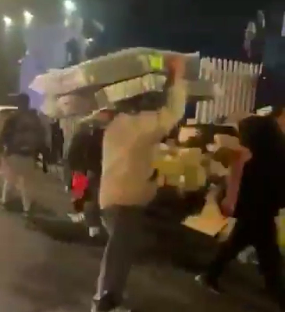 Esta imagen demuestra todo lo que está mal en México:

1. La centenaria empresa “El Oso” desalojada por no ceder ante la corruptela de la autoridad.

2. Gente aprovechándolo para robarse las cosas.

3. Policías que ven el delito y no hacen nada.

Y sí, ahí gobierna MORENA.