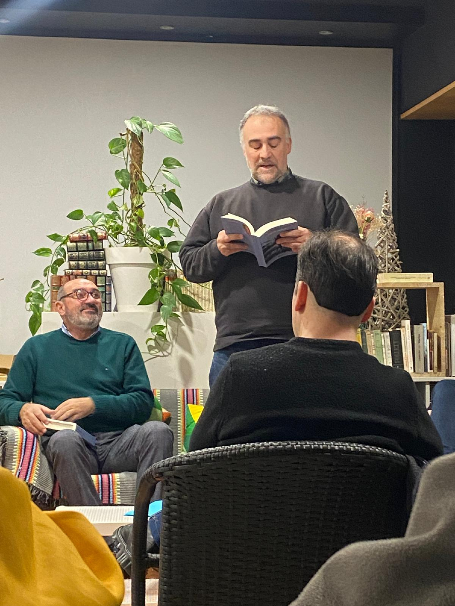 airadasletras's tweet photo. Algunhas das imaxes da presentación de 'Poesía reunida' de X. L. Méndez Ferrín o pasado venres 17 no @BenComun.

Se non queres perderte os próximos eventos, escríbenos por privado co teu nome, apelido e correo electrónico... e listo. Así de doado...🥰😉 https://t.co/dBavvyOpAD