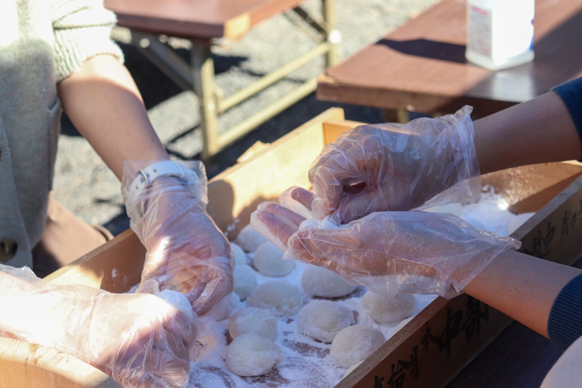 昨日は #Rebe東吉野 にてお餅つき🌱
たくさんの人で賑わってて楽しかったなあ☺️
つきたてのお餅は抜群においしい！

色んな人とお話しして、いっぱい写真撮って、たらふく美味しいもの食べて、最高に幸せな日でした✨
そして写真はたのしい📷