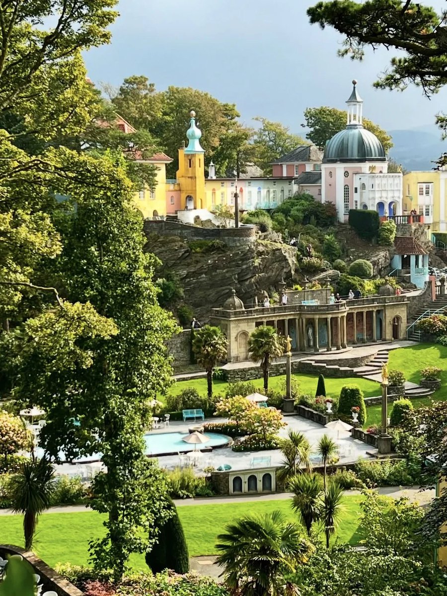 SultanAngger's tweet image. Weekend that feel like a vacation!
🇬🇧A Mediterranean town in the UK…so cute🥰
💃 Cheers to making memories and living the dream!🌸