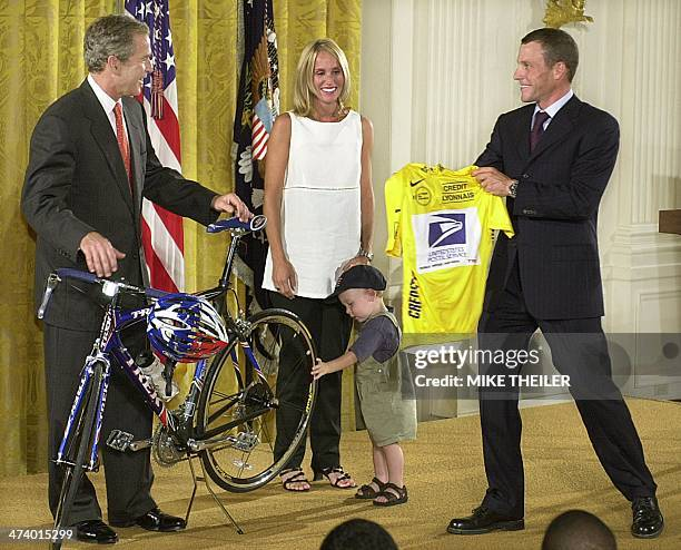 Miroir2Cyclisme's tweet photo. Les Présidents américains et le maillot jaune (2001)
American Presidents and the yellow jersey (2001)
📸 Mike Theiler via gettyimages
#GeorgeWBush #LanceArmstrong #inauguration #TDF #TDF1986 #cycling #cyclisme #ciclismo #yellowjersey https://t.co/DuaDMnDXWy