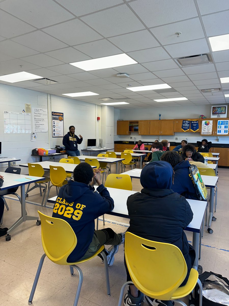 Shawnee Middle School students learning about FBLA and the opportunities within the Business Pathway with Dr McDaniel #discoverthepossibilities <a href="/ExploreJCPS/">JCPS Explore Pathways</a>  <a href="/ShawneeAcademy/">The Academy @ Shawnee</a>