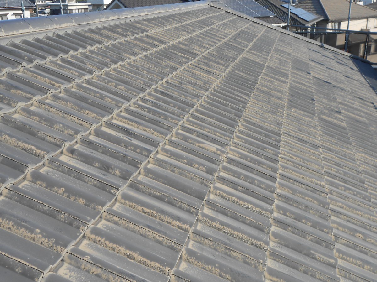 moritosou1's tweet image. 前回の塗装から12年、かなり傷みが進んでいる瓦です。下塗りから中塗り・上塗りと3回塗りをきちんとこなせばここまでキレイに仕上がります。しかも耐候年数もメーカーの保証通り、持ちます。シリコンで10～13年、フッ素で15年程度。きちんと作業すれば結果はおのずと出てきます。経年変化が楽しみです