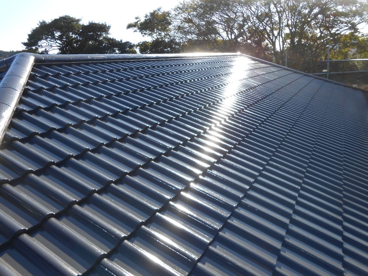 moritosou1's tweet image. 前回の塗装から12年、かなり傷みが進んでいる瓦です。下塗りから中塗り・上塗りと3回塗りをきちんとこなせばここまでキレイに仕上がります。しかも耐候年数もメーカーの保証通り、持ちます。シリコンで10～13年、フッ素で15年程度。きちんと作業すれば結果はおのずと出てきます。経年変化が楽しみです