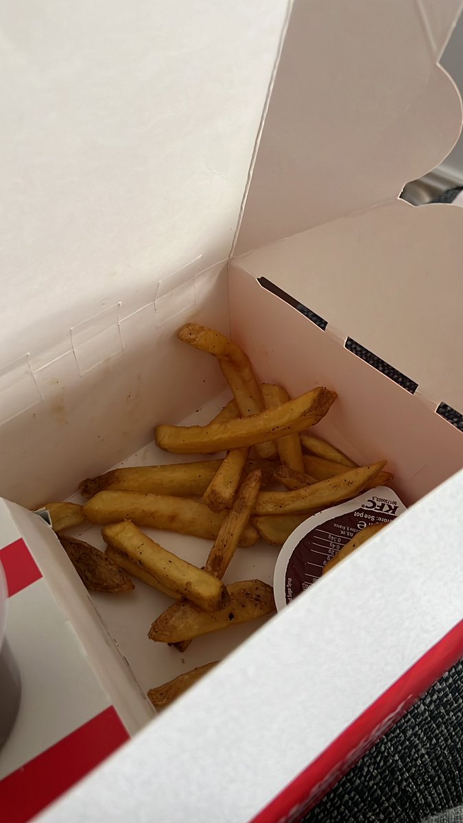 MissMelGoldberg's tweet photo. @UberEats @kfc this is a poor excuse for a portion of chips, where's the rest?! 🤦🏻‍♀️ https://t.co/xmvOnNCnMO
