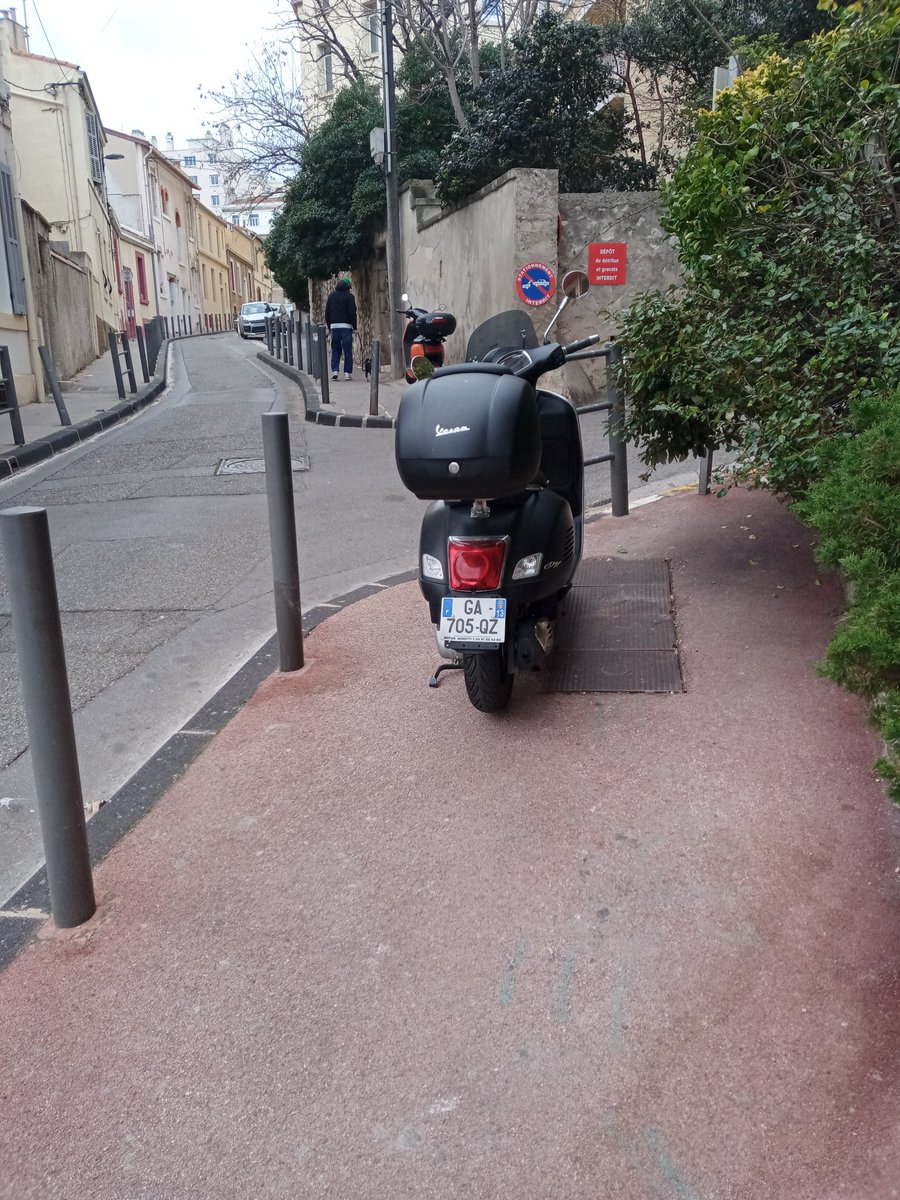 Chemin du Roucas Blanc 13007 #Marseille dimanche matin #gcum <a href="/RasLeScoot/">Ras Le Scoot</a>