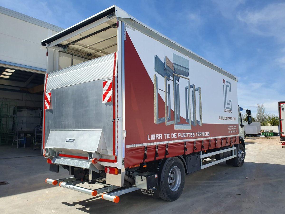 Carrocería tauliner de acero, con techo de lona corredero y lonas laterales correderas impresas digitalmente con la imagen corporativa del cliente. Con plataforma elevadora Dhollandia de 1.500kg de capacidad como puerta trasera. 
Más información y fotos en tinyurl.com/yc7t4ase