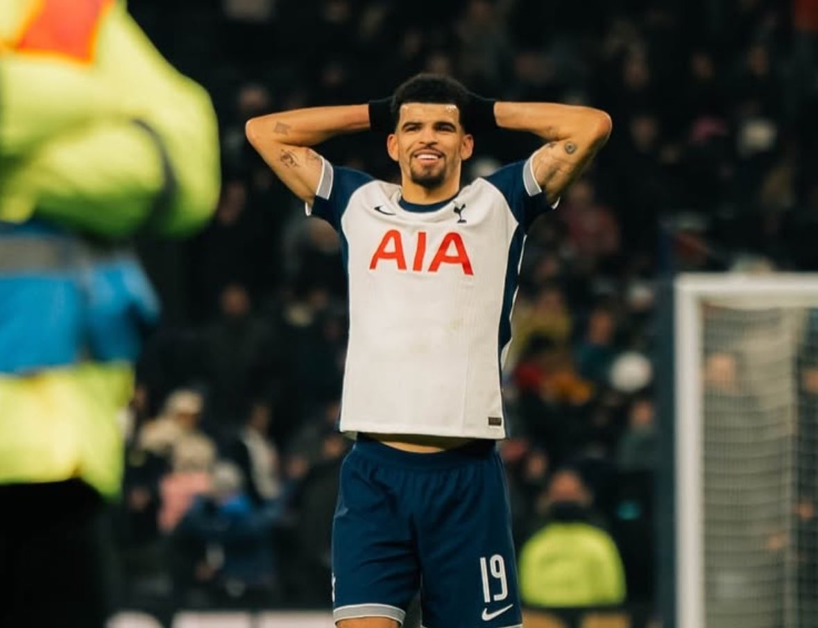 FabrizioRomano's tweet photo. 🚨⚠️ Ange Postecoglou confirms knee injury for Dom Solanke: “Dominic tweaked his knee yesterday in training trying to take a shot and misses today and not sure on the extent of it”.

“It's always a blow when you lose key players for any club…”. https://t.co/hl95fmJW1F