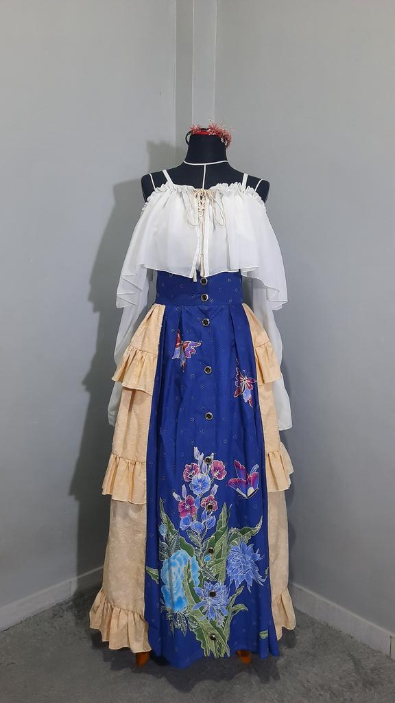 Dorenjita's tweet photo. Hallo guys!!! Aku mau jualin baju-baju handmade dari tugas kuliah karena mau pindah kos dan kebetulan udah lulus. Masing-masing look cuma ada satu dan dijamin enggak ada duplikatnya. Kalau ada yang minat  bisa langsung DM atau rep yaaa

Detail katalog ada di bawah!!! https://t.co/x9Kq1CsTWW