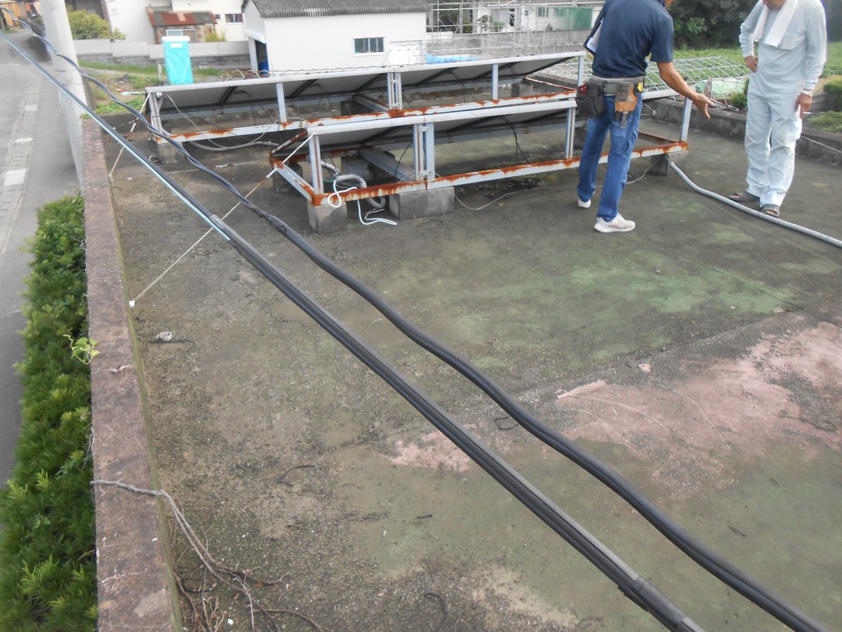 moritosou1's tweet image. 築40年以上の倉庫の屋上。雨漏りがして防水工事が必要です。現状の診断と説明、施工方法の最適なご提案が必要でした。省略していますが、左官工事からモルタル施工、防水工事まで一貫してお世話させて頂きました。施工後、豪雨もありましたが雨漏りは解消され、施主様にもご満足頂きました。