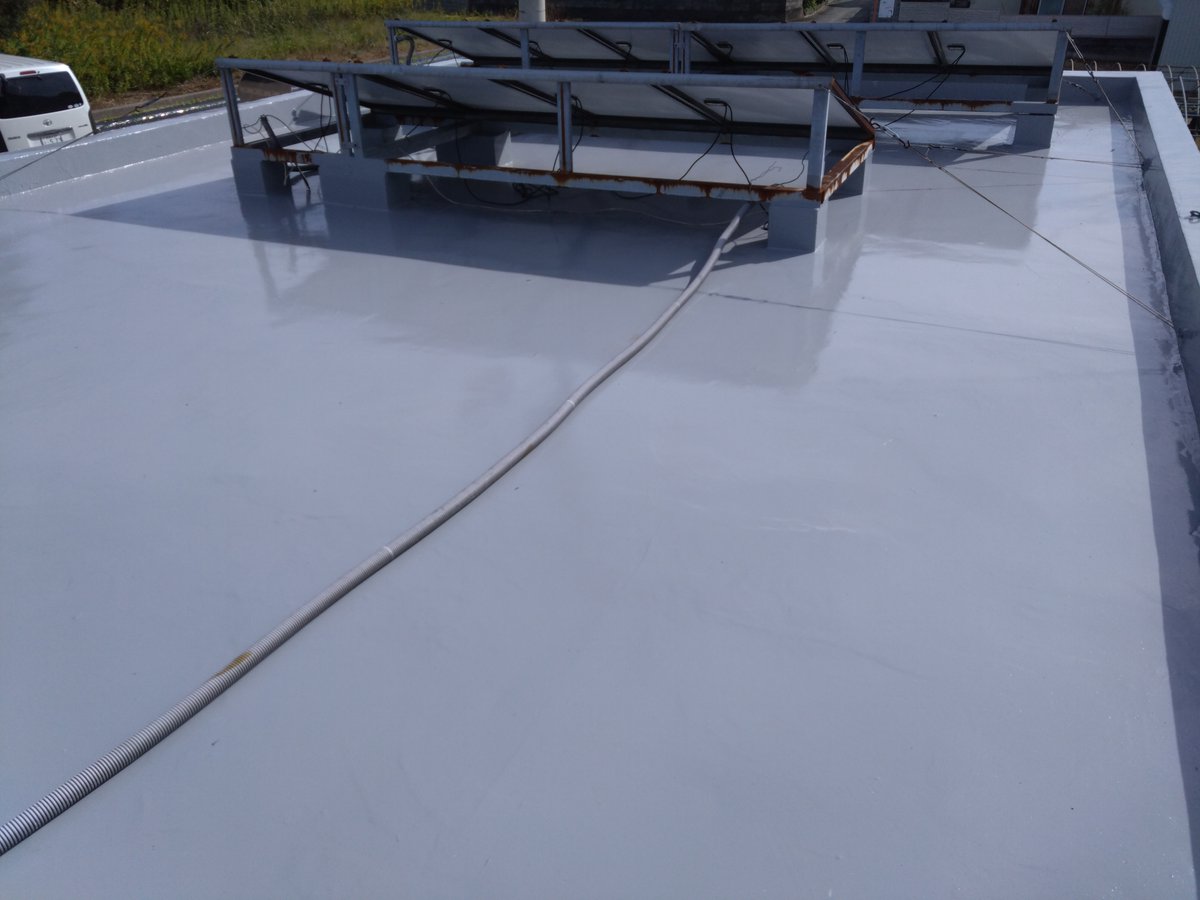 moritosou1's tweet image. 築40年以上の倉庫の屋上。雨漏りがして防水工事が必要です。現状の診断と説明、施工方法の最適なご提案が必要でした。省略していますが、左官工事からモルタル施工、防水工事まで一貫してお世話させて頂きました。施工後、豪雨もありましたが雨漏りは解消され、施主様にもご満足頂きました。