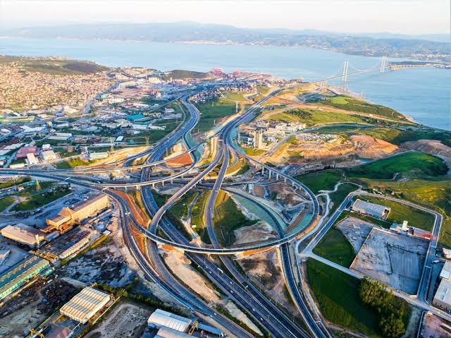 Osmangazi Köprüsü 
Yalanlar ve Gerçekler

1- Dünya üzerinde her yerde iktidarlar yapmadıkları için eleştirilir. Türkiye’de ise yaptıkları için!!

2- “Osmangazi Köprüsü 1,5 milyar dolar; biz 15 milyar dolar veriyoruz” ifadesi belirli aralıklarla dolaşıma sokulan bir yalandır.

3-